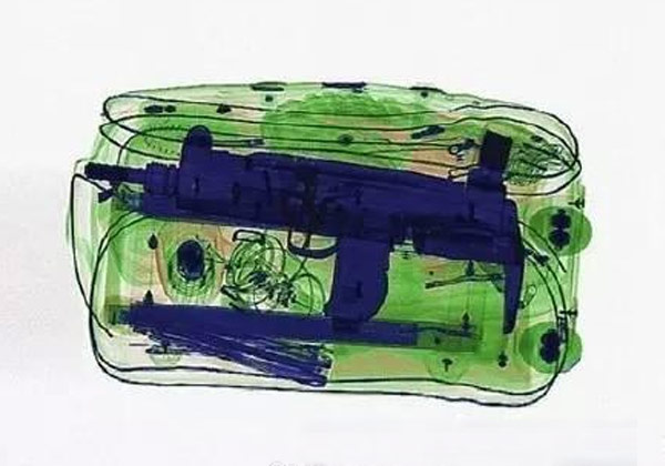 “安檢”到底在檢啥？看看公安部打四黑除四害（hài）官方微博披露的（de）安檢機圖像