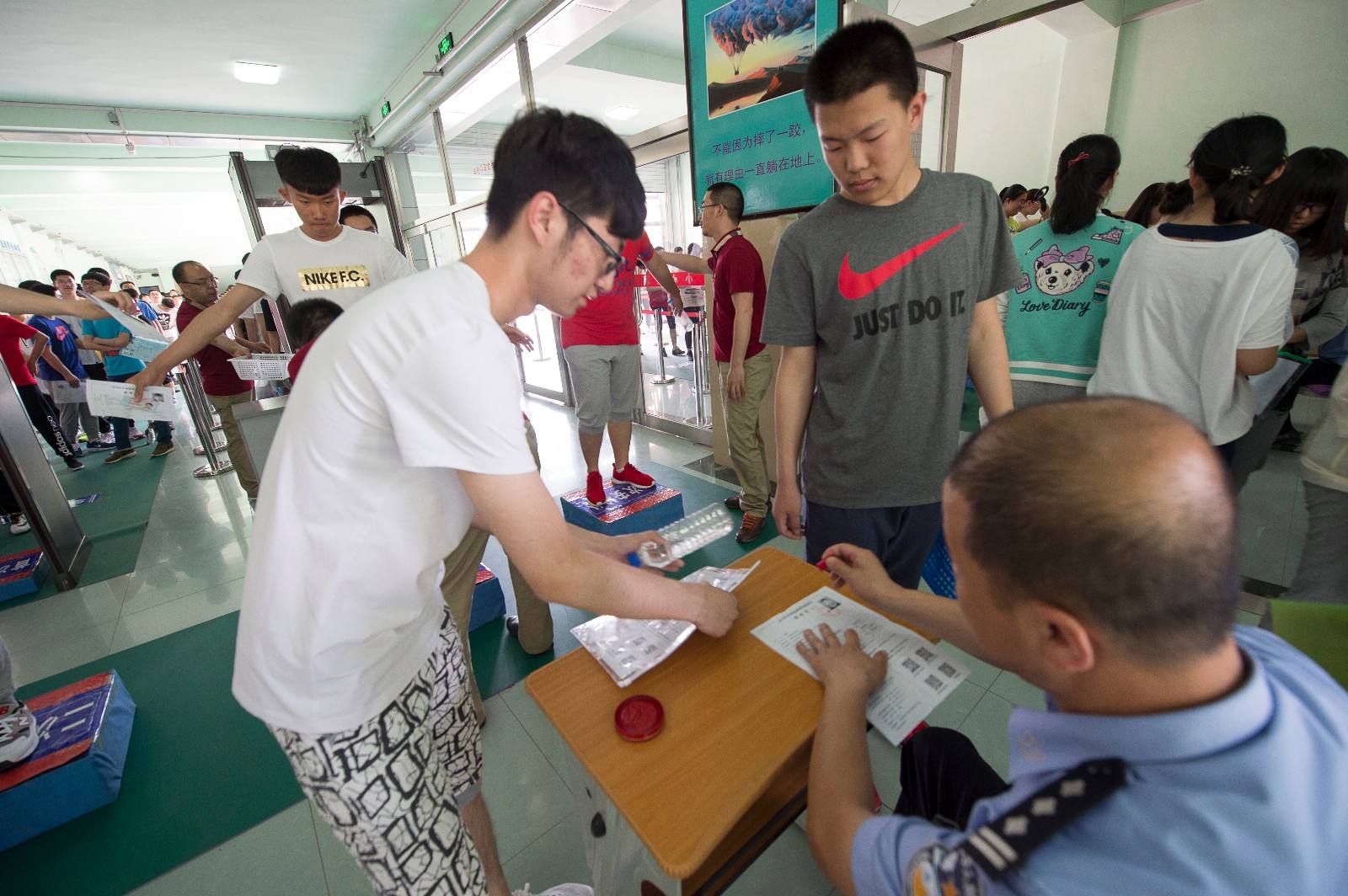 為什麽高考都要過安檢門檢查