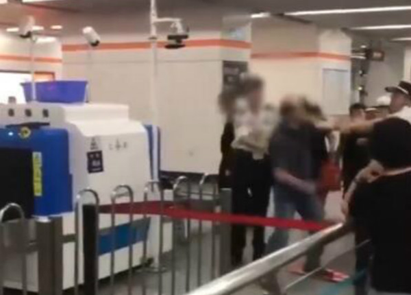 旅客拒絕安檢，與安檢員發生肢體衝突，致（zhì）使（shǐ）安（ān）檢員停職