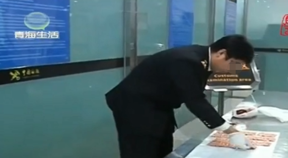 女子外國帶來（lái）化妝品 過（guò）安檢時卻被攔截下