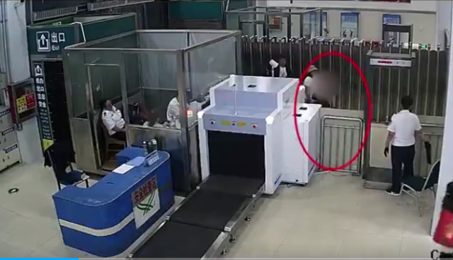 女人過安檢帶刀被阻攔，暴跳（tiào）如雷還歐打安檢員，女人：我不丟刀