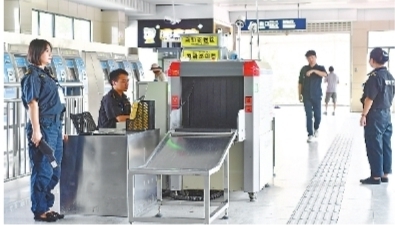武漢市地鐵安（ān）檢員高溫（wēn）下恪守 笑稱“減肥瘦身”顯著