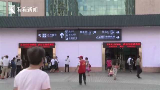 5把刀！這位（wèi）70歲的老人在提著包（bāo）通過安檢並打開時感到震驚