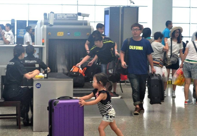 任性的男人不配合安檢而闖（chuǎng）入車站被拘留