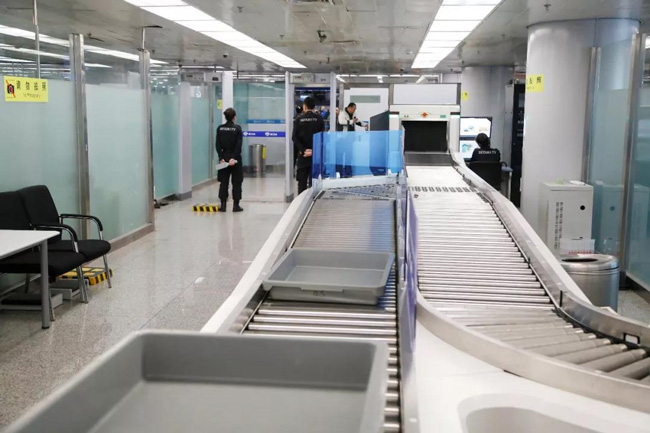 男孩兒安檢機下撿小玩具胳膊被卡動彈不得 許多人協力拯救