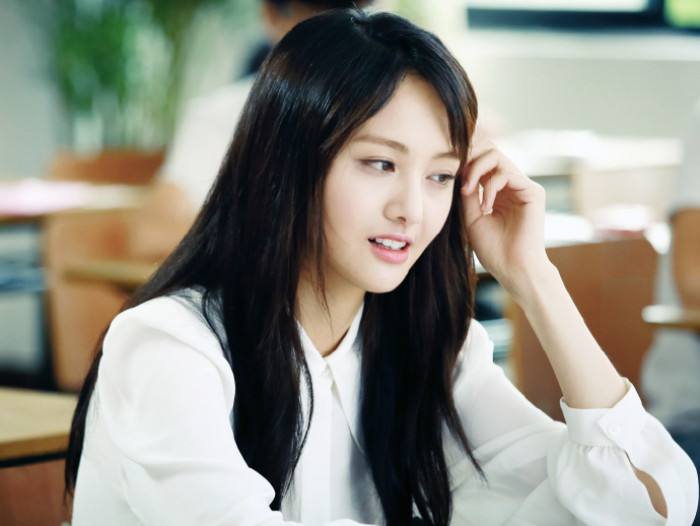 鄭爽（shuǎng）雖然通過了安全檢查,但是被旁邊（biān）的姐（jiě）姐奪走（zǒu）了照相機.網民這張臉值（zhí）得鄭爽一致