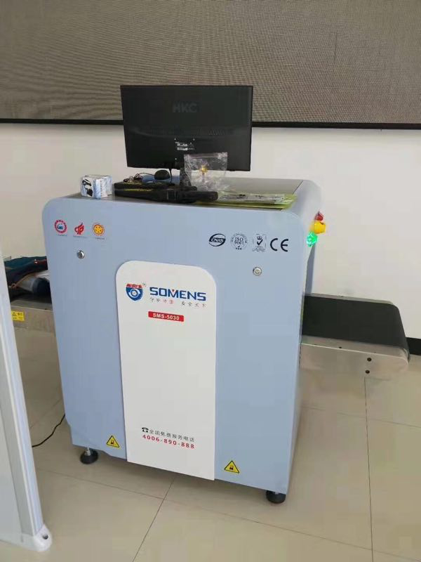 過地鐵安檢機時有（yǒu）人（rén）偷包，希（xī）望坐地鐵（tiě）的（de）人都要注意啦（lā）