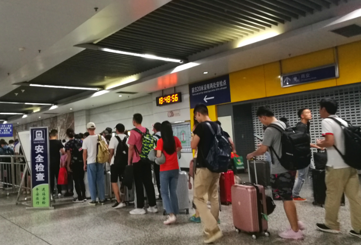 高鐵換地鐵，請多些（xiē）“安（ān）檢互認”