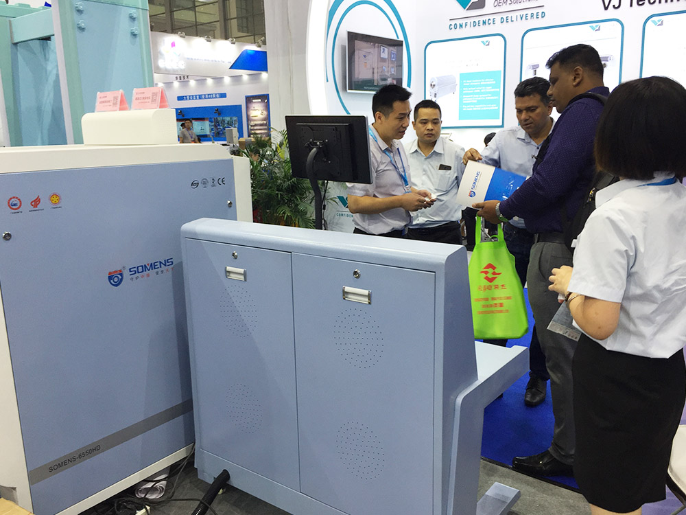 我司參（cān）展工（gōng）作人員為觀展者（zhě）介紹安檢機安檢門