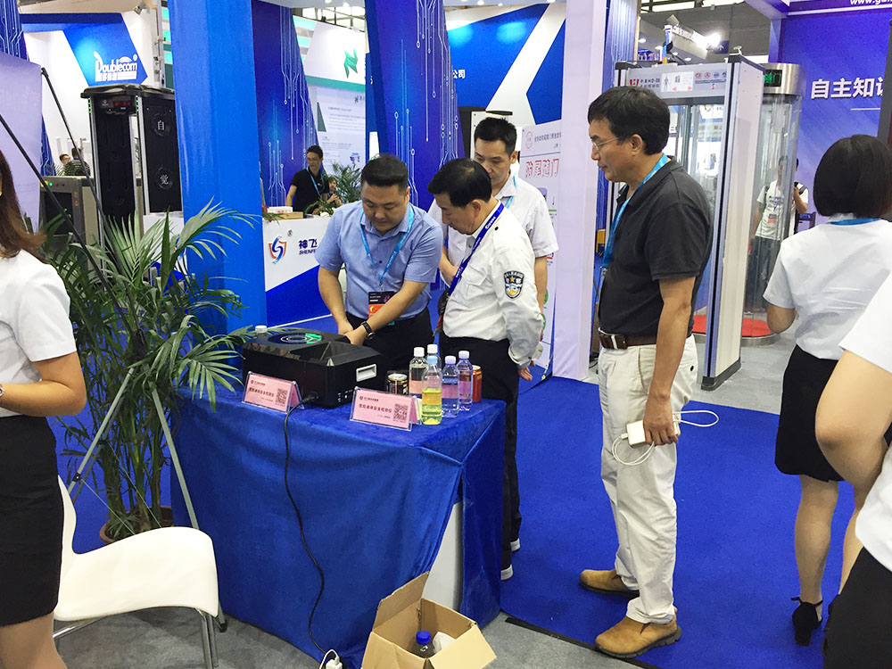 我司（sī）參展工作人員為觀（guān）展者介（jiè）紹危險液體探測儀