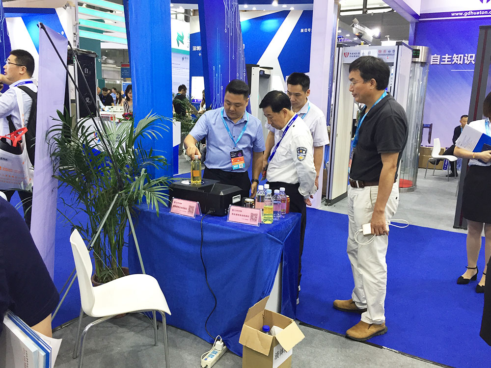 我（wǒ）司參展工作人員為觀展者介紹危險（xiǎn）液（yè）體探測儀