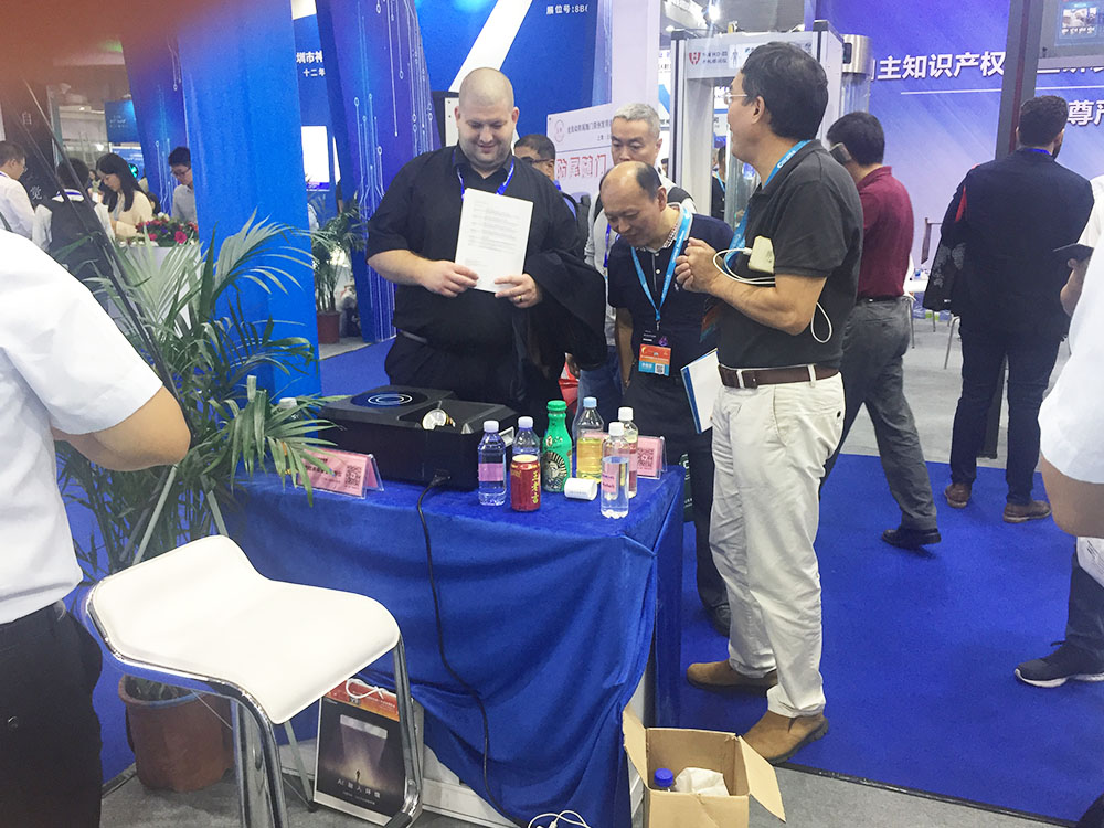 我司參展工作（zuò）人員為觀展者介紹危險液體探測儀