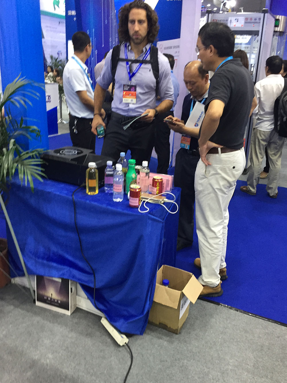 我司參展工作人員為觀展者介紹危險液（yè）體探測儀