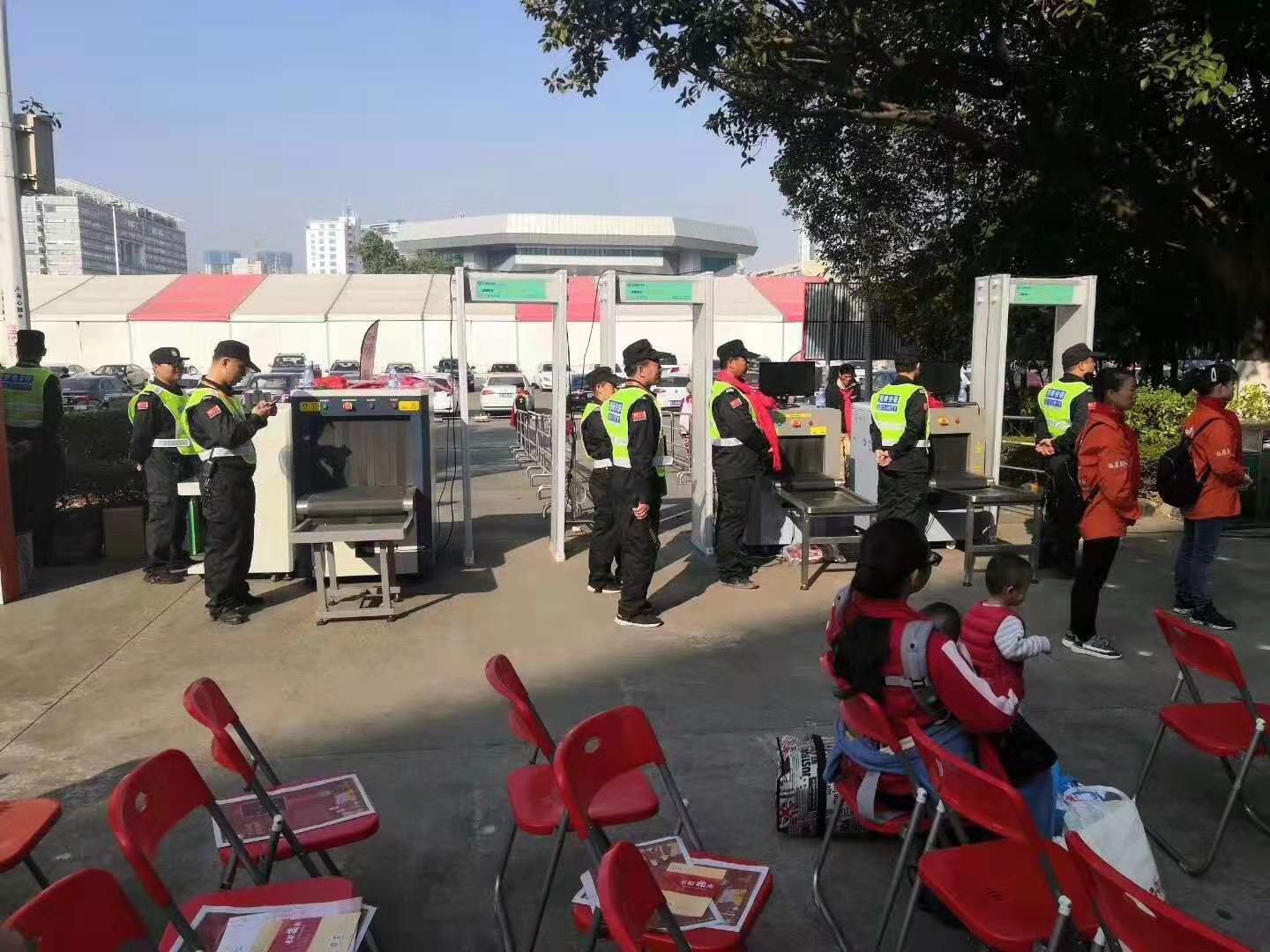 東莞2020“平安回家”活動（dòng）現場采用www.91安檢機安（ān）檢門等安檢設備