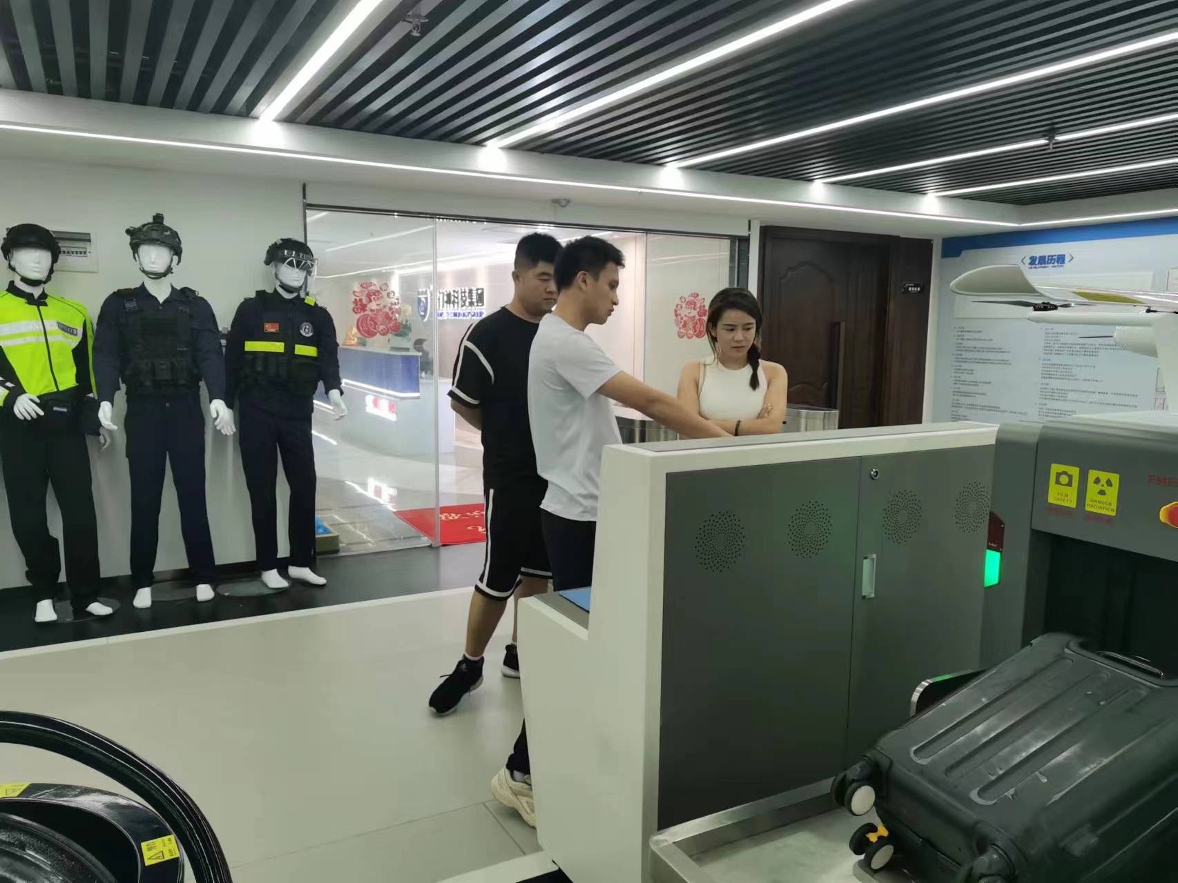 遼寧(níng)客戶來司參觀,www.91為(wéi)其展示創新產品與卓越技術